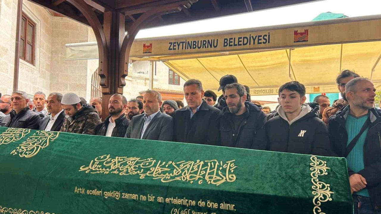 İstanbul’un Zeytinburnu ilçesinde yıkımı yapılan binadan düşen beton parçasının üzerine