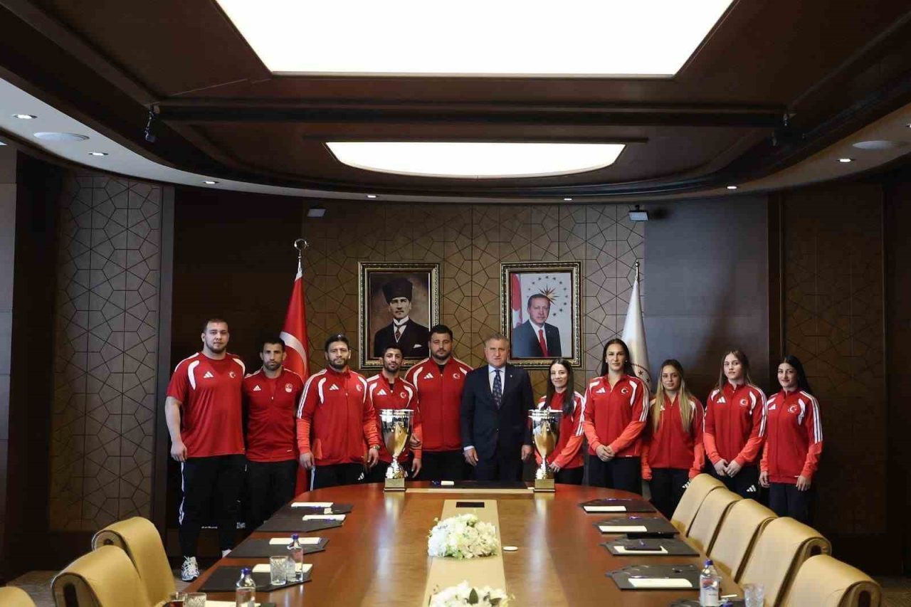 Gençlik ve Spor Bakanı Osman Aşkın Bak, Avrupa Şampiyonası’nda 11