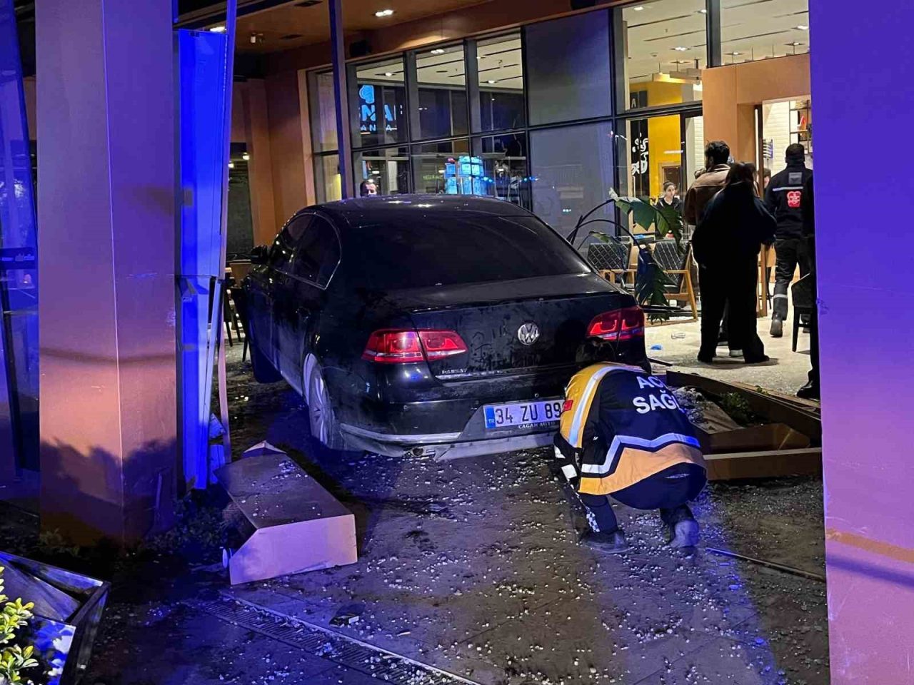 İstanbul Bakırköy’de otomobil sürücüsü direksiyon hakimiyetini kaybederek seyir halindeki motosiklete