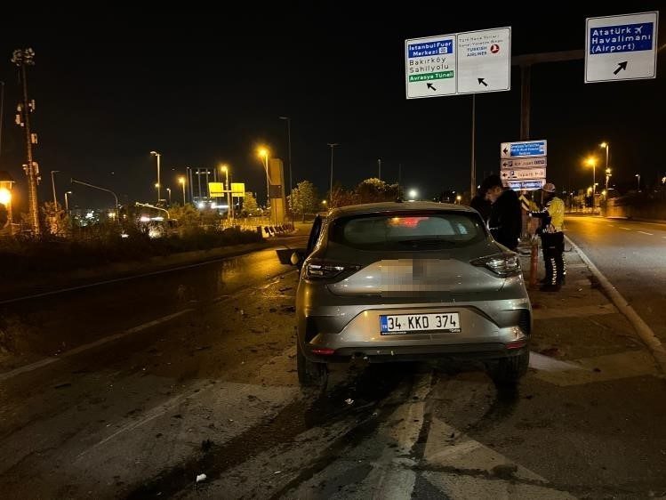 İstanbul Bakırköy’de seyir halindeki otomobil, aynı istikamette giden tıra arkadan