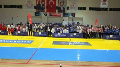 Balıkesir’in Burhaniye ilçesinde, Gençlik ve Spor İlçe Müdürlüğünün düzenlediği Çocuk