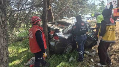Balıkesir’de kontrolden çıkarak yol kenarındaki ağaçlara çarpan otomobilin hurdaya döndüğü