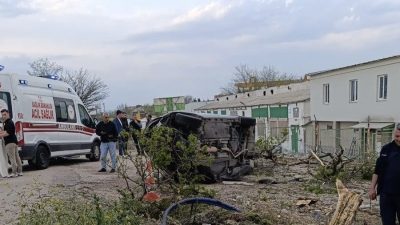 Balıkesir’in Bandırma ilçesi takla atan otomobil sürücüsü yaralandı. Edinilen bilgiye