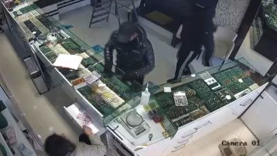 İstanbul’un Başakşehir ilçesinde bir kuyumcuya soygun amacıyla giren 2 şüpheli,