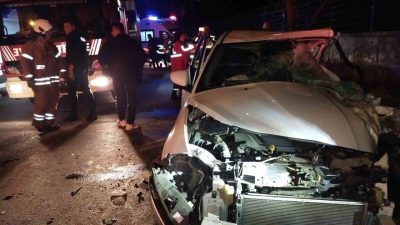 Beykoz’da servis minibüsü ile bir otomobilin çarpışması sonucu meydana gelen