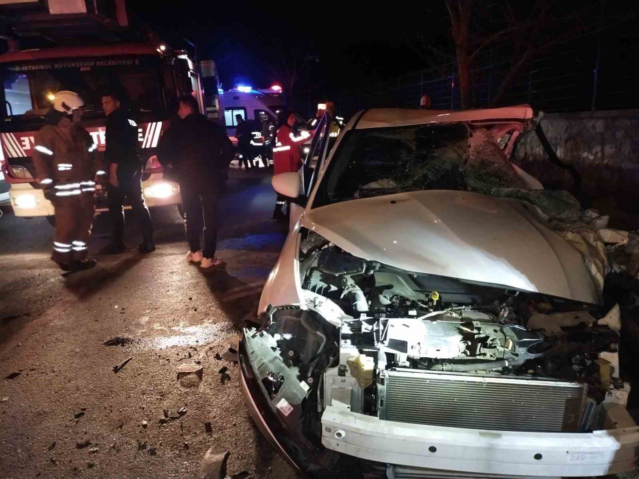 Beykoz’da servis minibüsü ile bir otomobilin çarpışması sonucu meydana gelen