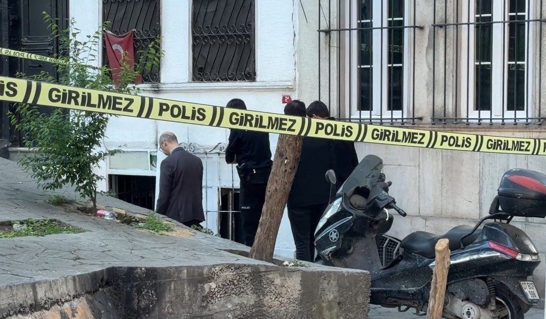 Beyoğlu’nda bir şahıs, bir apartmanın giriş katında ölü bulundu. Olay,