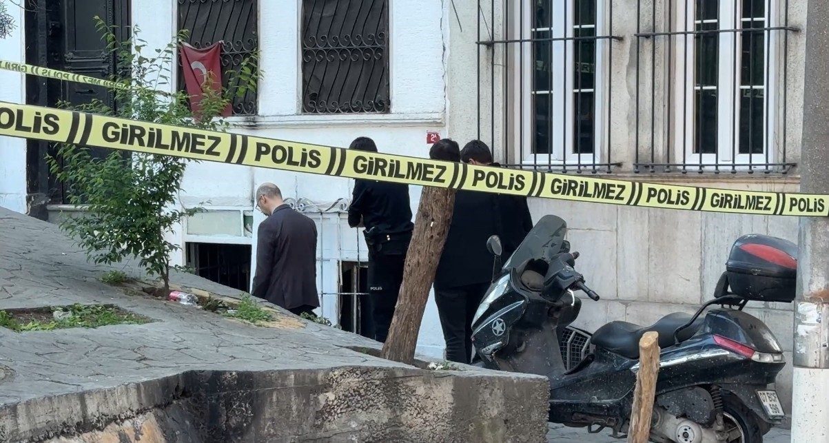 Beyoğlu’nda bir şahıs, bir apartmanın giriş katında ölü bulundu. Olay,