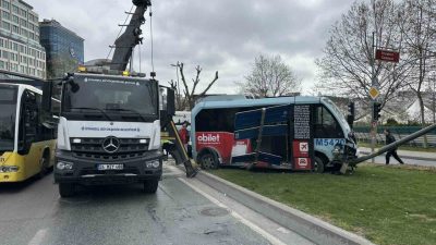 İstanbul Beyoğlu’nda otomobil ile yolcu minibüsünün çarpıştığı kazada 5 kişi