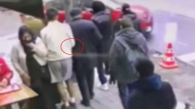 İstanbul’un Beyoğlu ilçesinde bir şüpheli, yolda yürüyen vatandaşın telefonu yankesicilikle