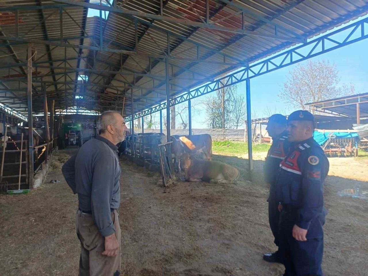 Bilecik’te 120 vatandaşa hayvan hırsızlığı ve dolandırıcılık bilgilendirmesi yapıldı. Bilecik