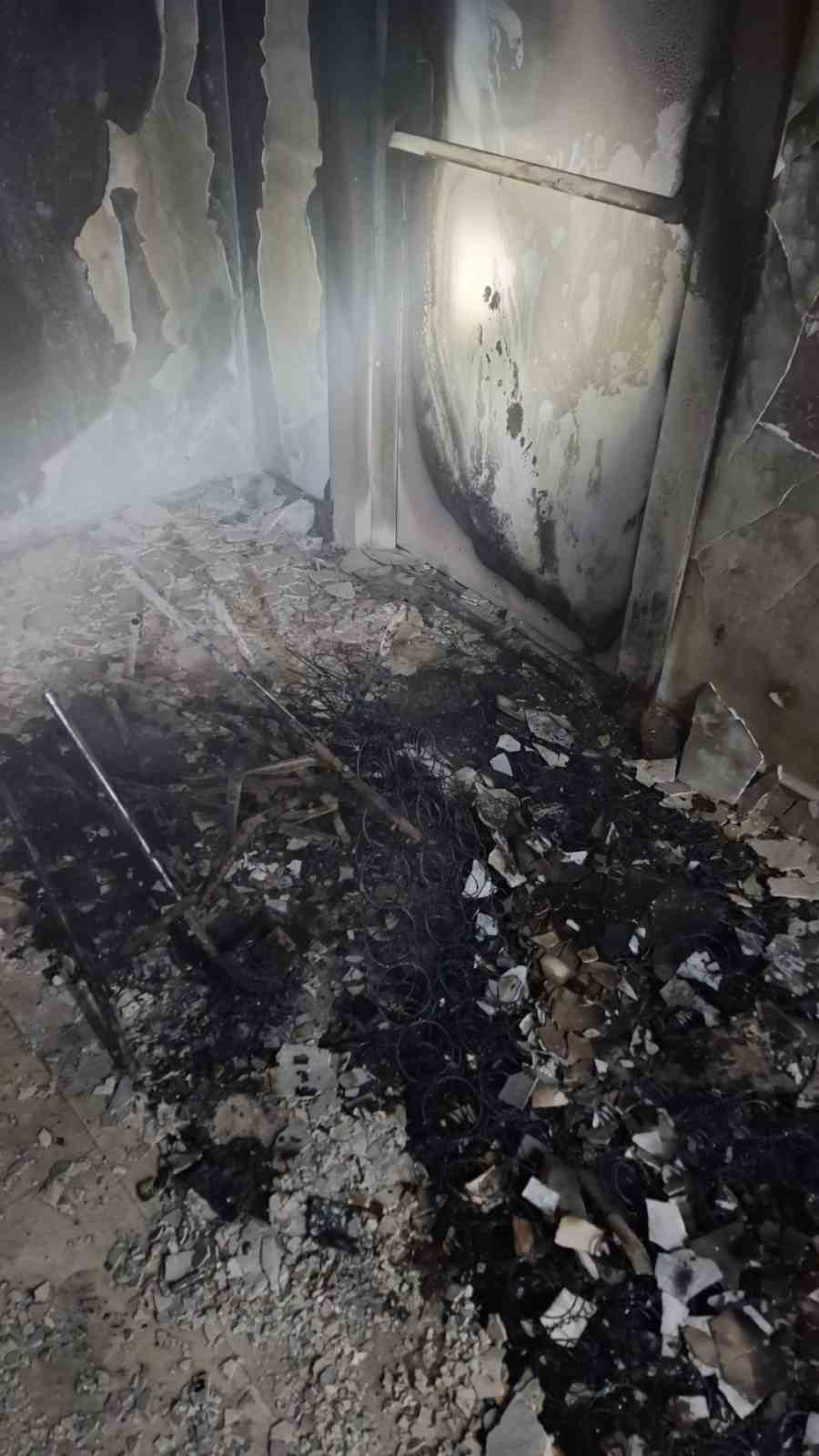 Bilecik’te bir sitenin içinde bulunan 14 katlı bir apartmanda 1