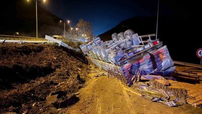Bilecik’te meydana gelen kazada kontrolden çıkarak devrilen tırın sürücüsü yaralandı.