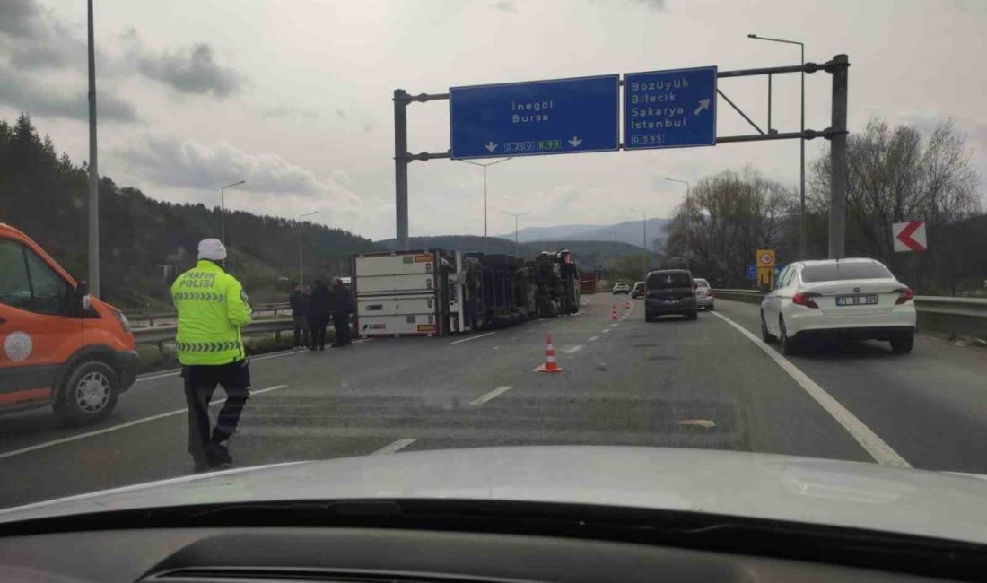 Bilecik’in Bozüyük ilçesinde kontrolden çıkan tır devrildi. Kaza, Bilecik Bozüyük