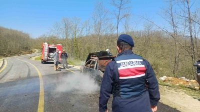Bilecik’te seyir halinde iken alev alan otomobil kullanılmaz hala geldi.