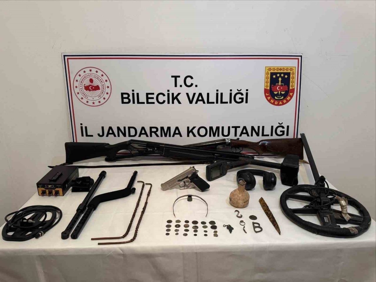 Bilecik’in Söğüt ilçesinde jandarma ekipleri tarafından 3 ayrı adreste yapılan