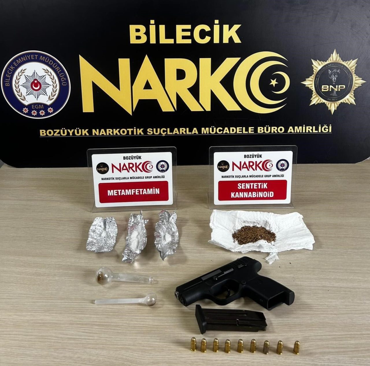 Bilecik’in Bozüyük ilçesinde uyuşturucu madde ve silah ele geçirildi. Edinilen