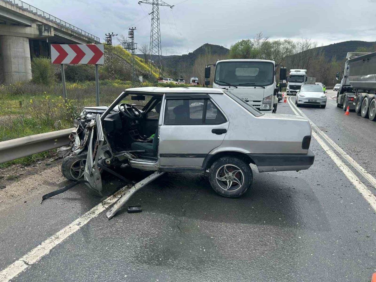 Bilecik’te 3 aracın karıştığı zincirleme trafik kazasında 4 kişi yaralandı.