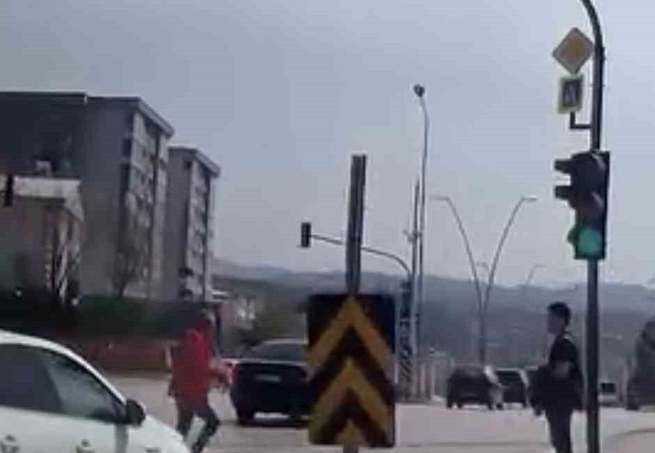 Bursa’nın Nilüfer ilçesinde yayalara kırmızı ışık yanarken yola atlayan bir