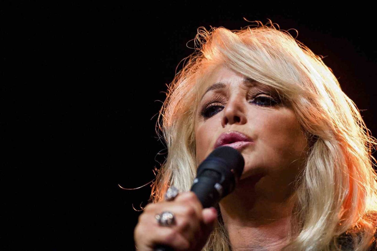 “Total Eclipse of the Heart” ve “Holding Out for a