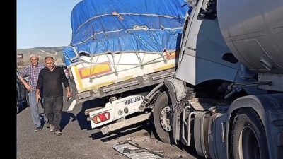 Bilecik’in Bozüyük ilçesinde 2 tırın çarpışması sonucu meydana gelen trafik