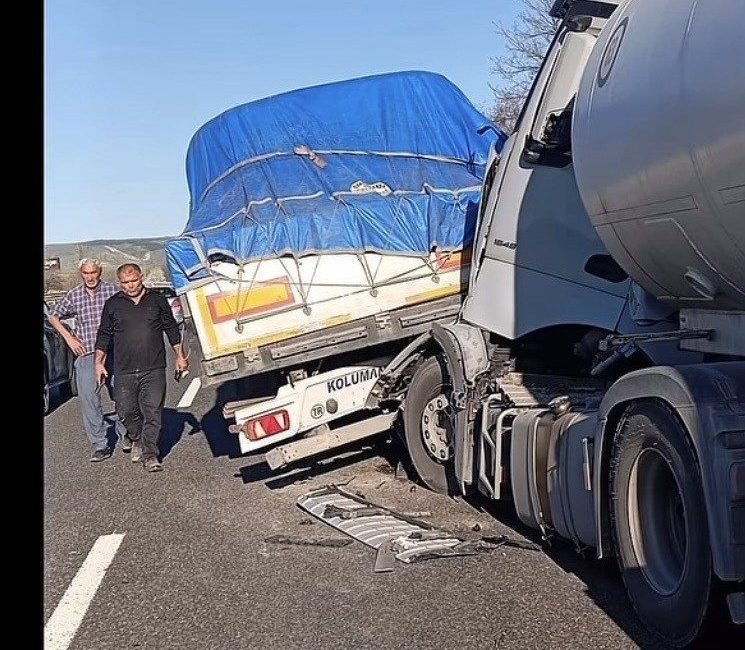 Bilecik’in Bozüyük ilçesinde 2 tırın çarpışması sonucu meydana gelen trafik
