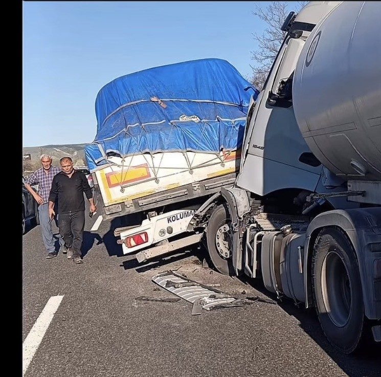 Bilecik’in Bozüyük ilçesinde 2 tırın çarpışması sonucu meydana gelen trafik