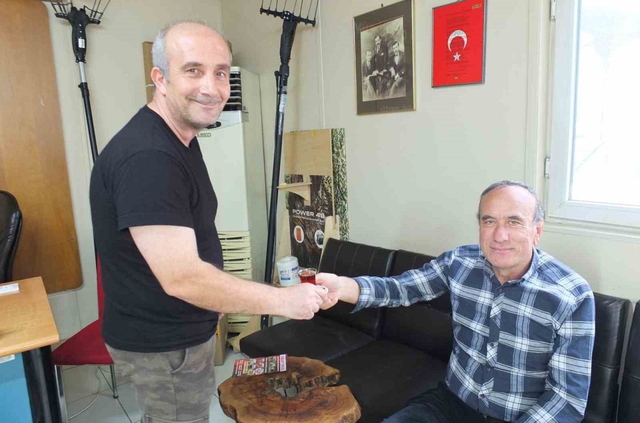 Burhaniye ilçesinde, çaycılık yapan Şakir Cihan’ın çayını içmedik kimse yok.