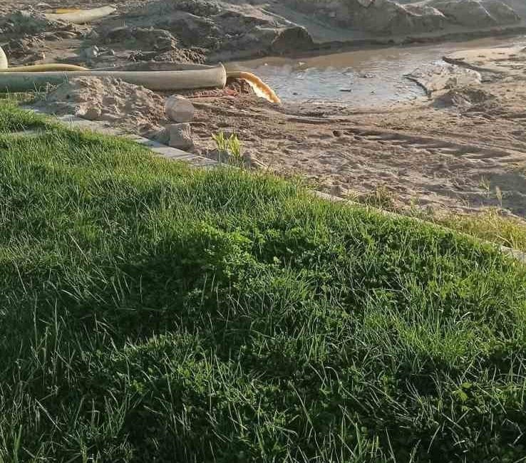 Burhaniye ilçesinde, Öğretmenler Mahallesi Halk Plajında denize akan pis sular