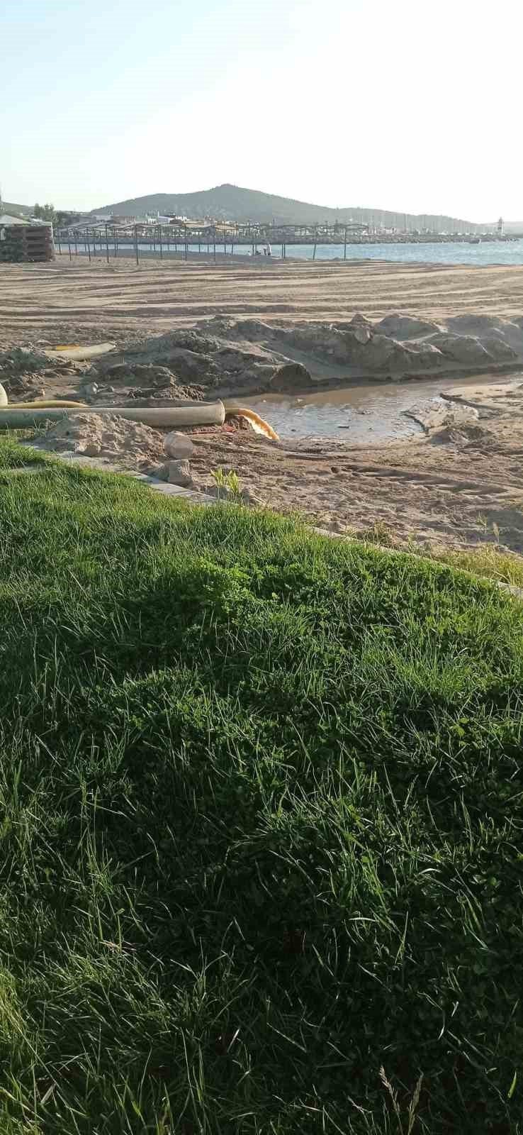 Burhaniye ilçesinde, Öğretmenler Mahallesi Halk Plajında denize akan pis sular