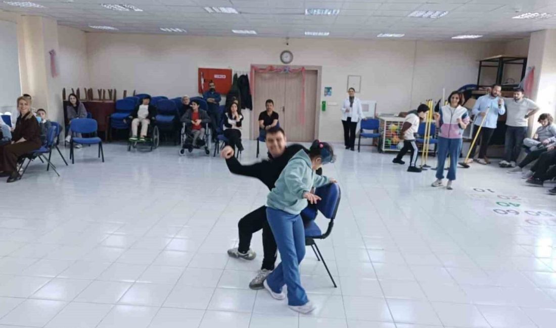 Burhaniye ilçesinde, Dünya Otizm Farkındalık Günü kapsamında düzenlenen etkinlikler ilgi