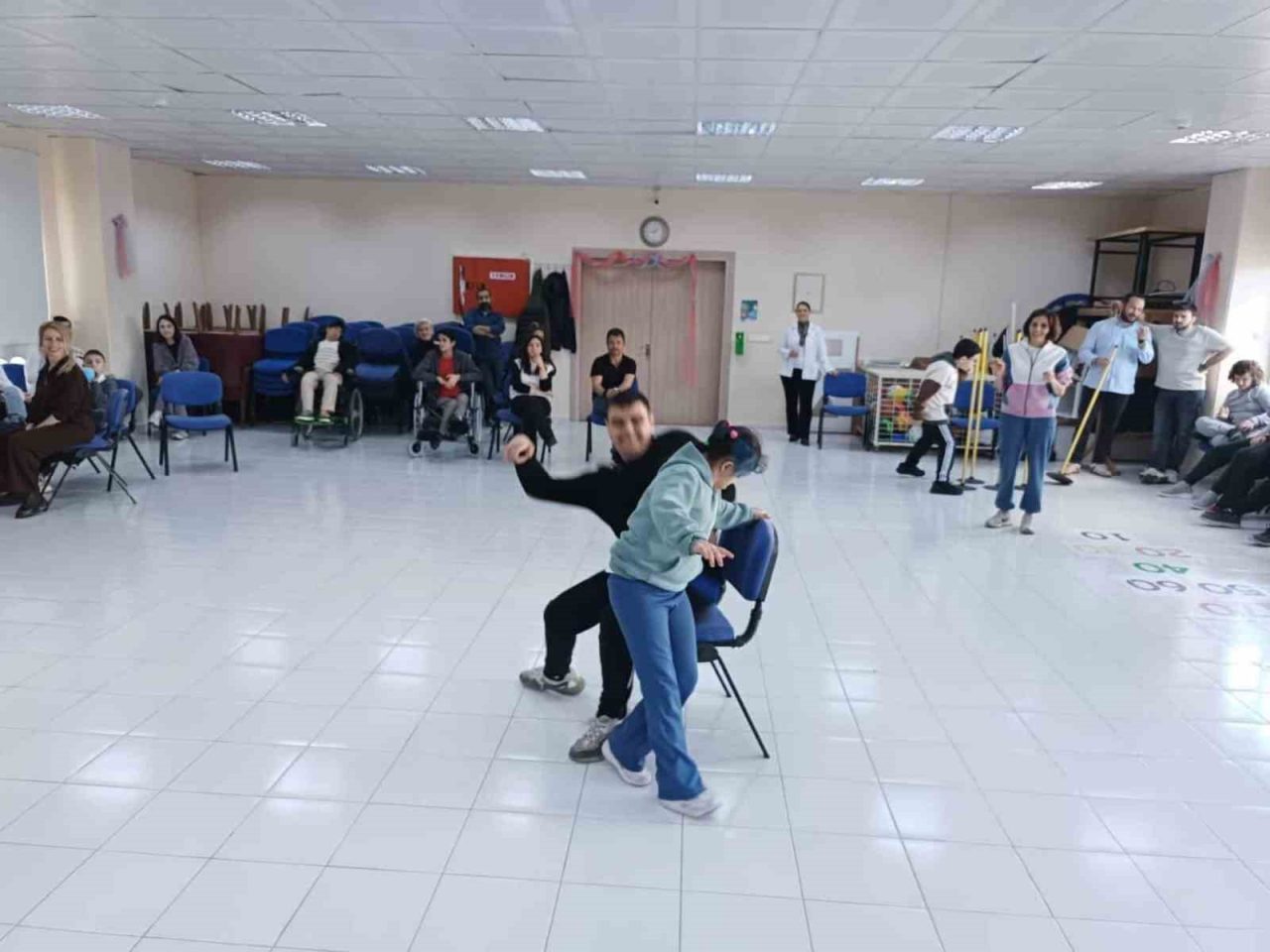 Burhaniye ilçesinde, Dünya Otizm Farkındalık Günü kapsamında düzenlenen etkinlikler ilgi