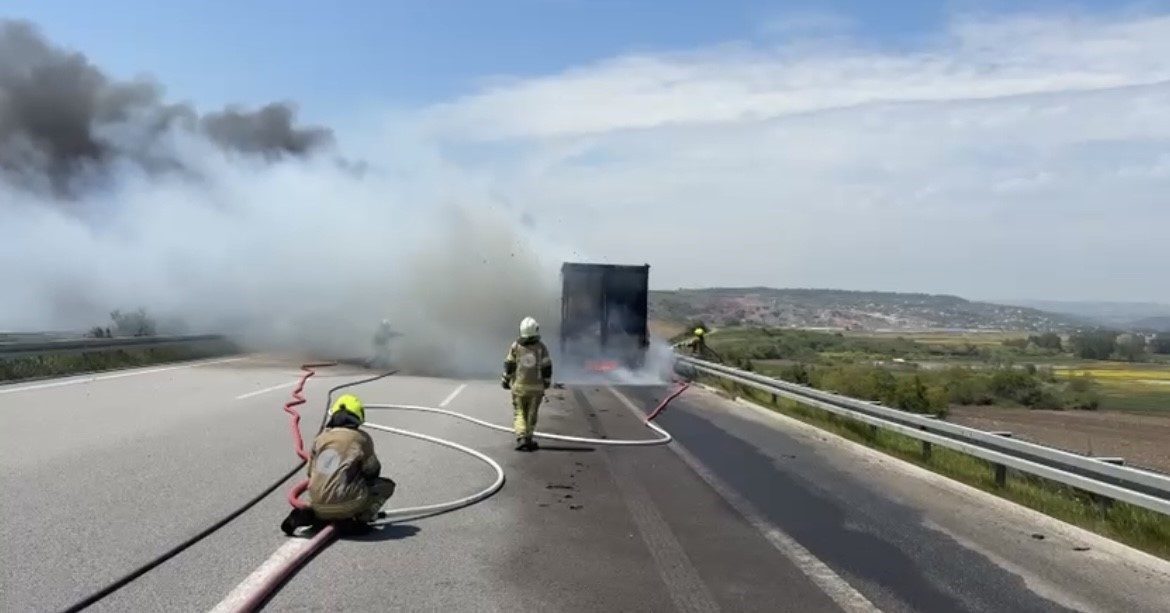 Bursa İzmir Yolu Batı gişeleri mevkiinde presli karton yüklü bir