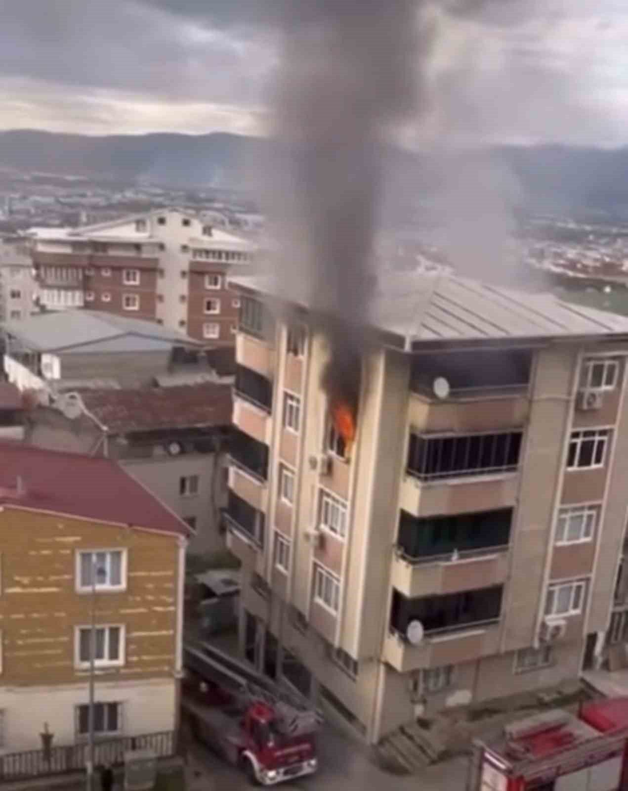 Bursa’da bir apartman dairesinde çıkan yangın paniğe neden oldu. Alevler