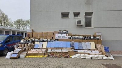 Bursa’nın Yıldırım ilçesinde jandarma ekiplerince düzenlenen kaçakçılık operasyonunda, milyonlarca adet