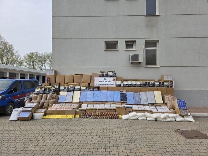Bursa’nın Yıldırım ilçesinde jandarma ekiplerince düzenlenen kaçakçılık operasyonunda, milyonlarca adet
