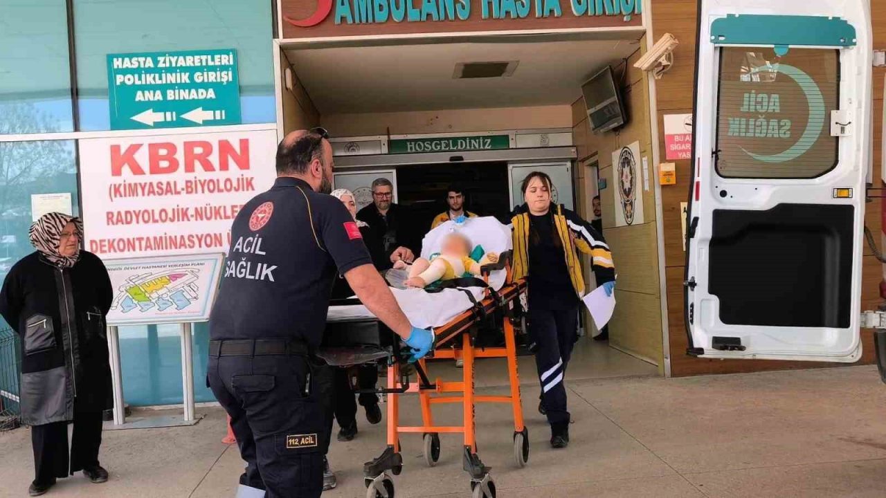Bursa’nın İnegöl ilçesinde meydana gelen olayda, çaydanlıktaki kaynar suyun üzerine