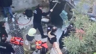 Bursa’nın Yıldırım ilçesinde kontrolden çıkarak kaza yapan otomobilin merdivenlerden yuvarlandığı