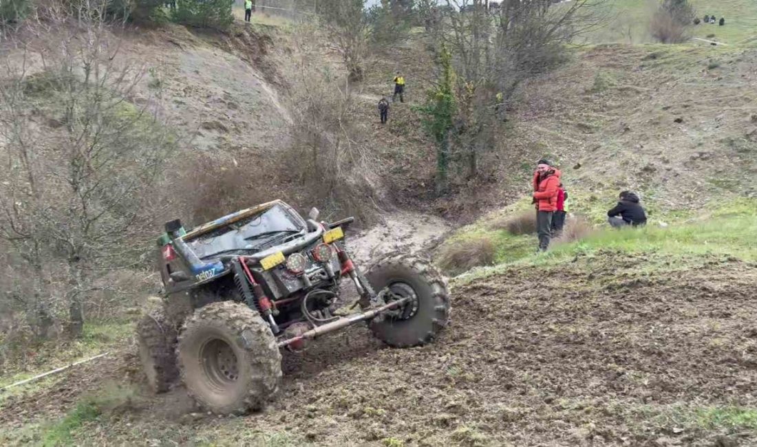 Bursa’da düzenlenen off-road etkinliği renkli görüntülere sahne olurken, parkurda takla