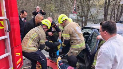 Bursa’nın İnegöl ilçesinde kontrolden çıkan otomobilin bariyerlere çarptığı kazada 2
