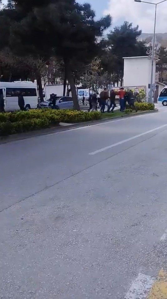 Bursa’nın Orhangazi ilçesinde park yeri nedeniyle çıkan tartışma kısa sürede