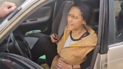 Bursa’nın Orhangazi ilçesinde bir otomobile girerek aracı çalmak isteyen kadın,