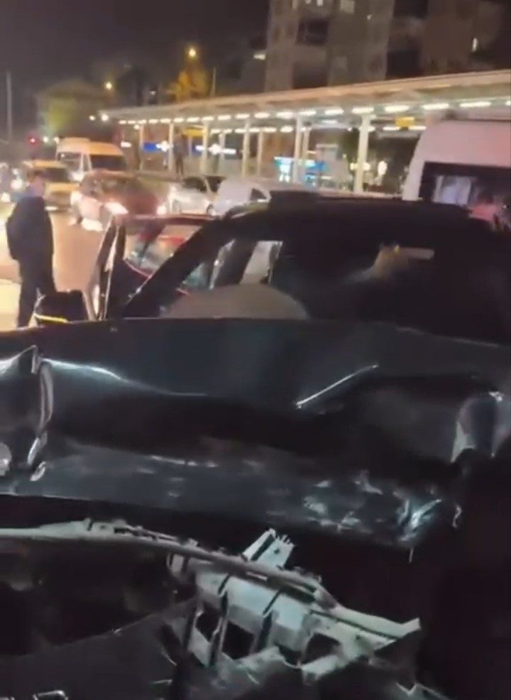 Bursa’da 3 araç birbirine girdi. Kazada şans eseri can kaybı