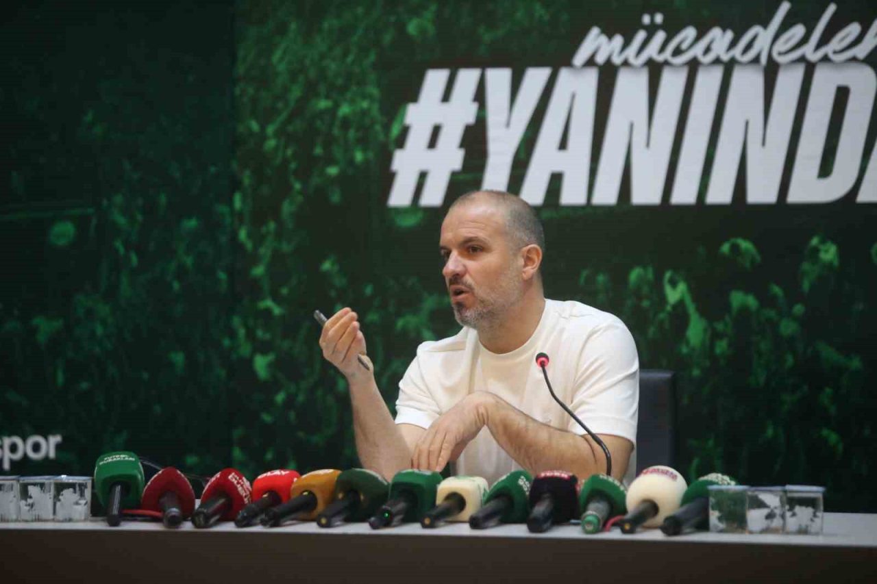 Bursaspor Teknik Direktörü Mustafa Er, düzenlediği basın toplantısında yeni sezon