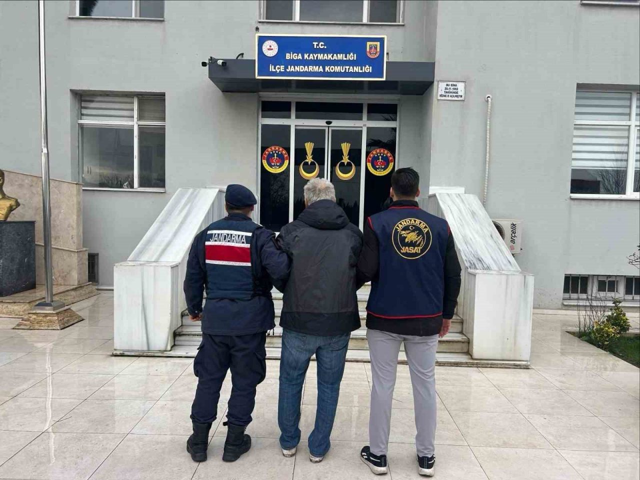 Çanakkale’de jandarma ekiplerince çeşitli suçlardan aranan 14 kişi tutuklandı. İl