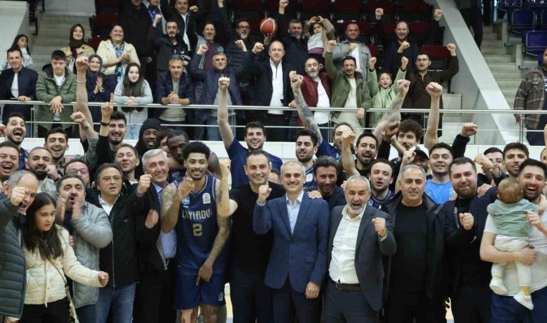 Türkiye Basketbol Ligi’nde 2025-2026 sezonunu şampiyon tamamlayan Çayırova Belediyesi Basketbol
