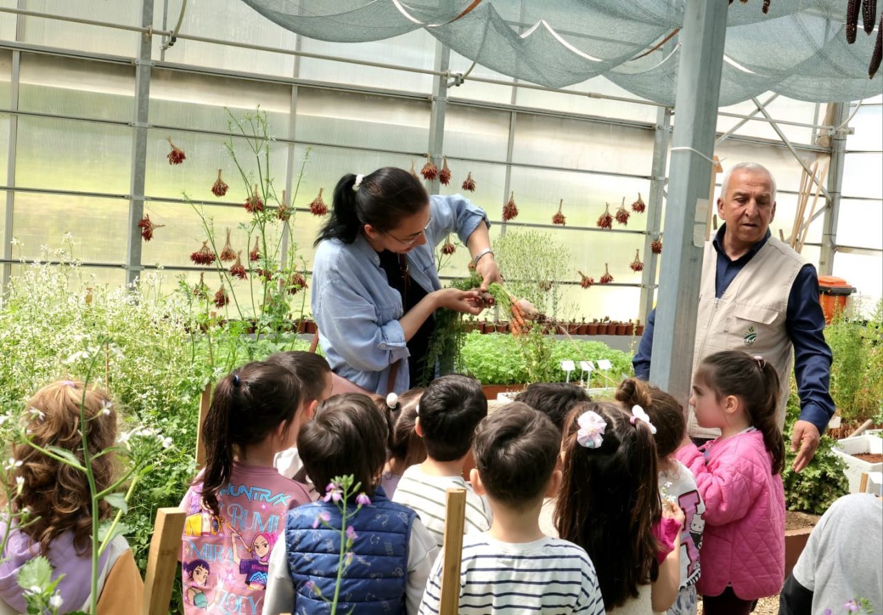 Osmangazi Belediyesi, çocukların toprakla tanışması ve tükettikleri gıdaların üretim sürecini