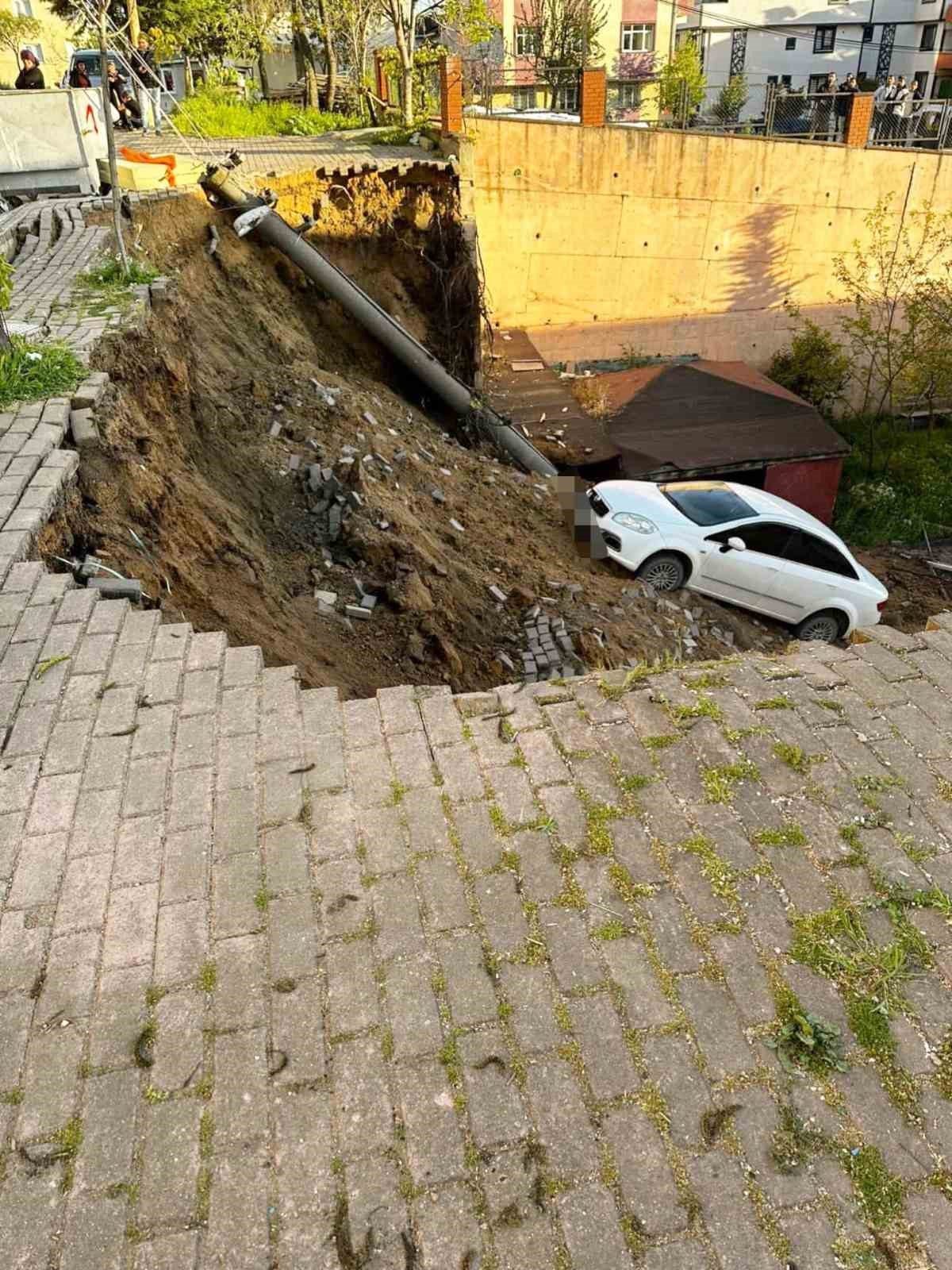 Kocaeli’nin Çayırova ilçesinde çöken istinat duvarı hasara yol açtı. Kayan