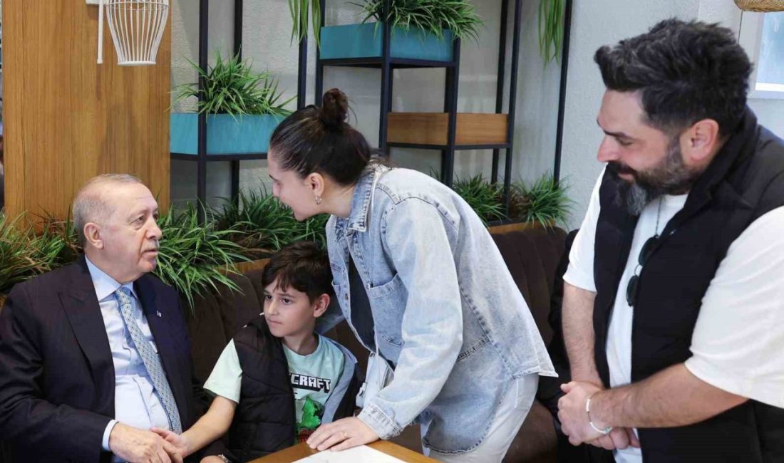 Cumhurbaşkanı Recep Tayyip Erdoğan, Beyoğlu’nda bulunan bir kafeye giderek vatandaşlarla