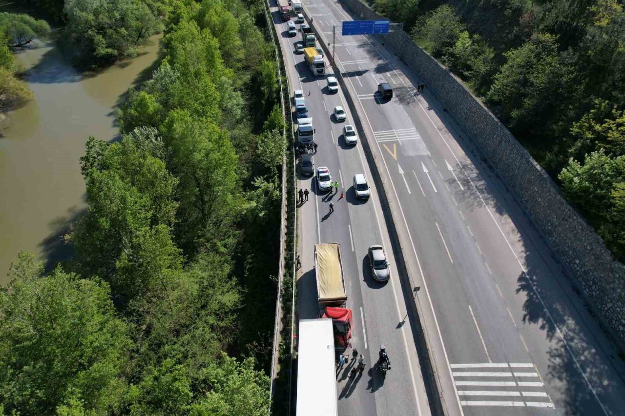 Sakarya’nın Geyve ilçesi D-650 kara yolunda iki çekicinin karıştığı trafik